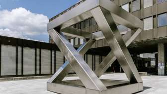 Geometrische Skulptur Z-Würfel von Georg Malin in Vaduz – versetzte Edelstahlflächen in Würfelform auf öffentlichem Platz.