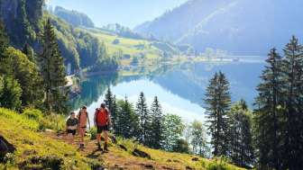 Aussichtspunkt am Bergrundwanderweg um den Klöntalersee