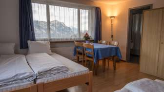 Vierbettzimmer mit Dusche/WC