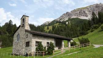 Friedenskapelle mit Berglandschaft im Hintergrund