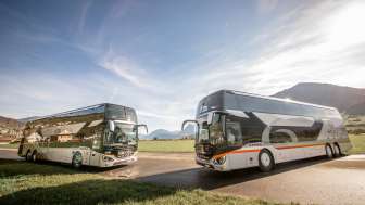 tellbus-doppeldecker-landstraße-berge-sonnenschein-buochs-auto-ag-uri