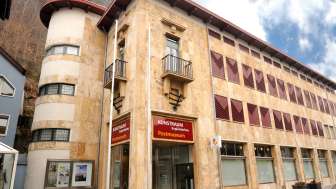 Fassade des Kunstraum Engländerbau in Vaduz mit rotem Vordach und kunstvoller Architektur – Ausstellungsort für zeitgenössische Kunst in Liechtenstein.