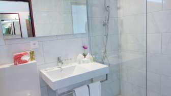 Badezimmer mit Dusche