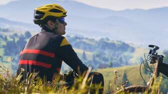 Velofahrer in den Bergen von Freepik