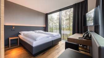 Modernes Doppelzimmer im Hotel kommod mit Ausblick ins Grüne
