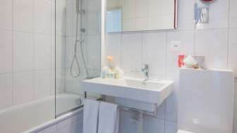 Badezimmer mit Bad