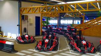 Verschiedene Elektro Karts sind bereit auf der Kartbahn Nendeln