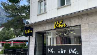 Aussenansicht des Restaurants Vibes mit Terrasse