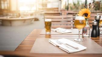 Moderne Gasträume mit eleganten Holztischen, kreativen Lampen und gemütlicher Atmosphäre