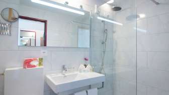 Badezimmer mit Dusche