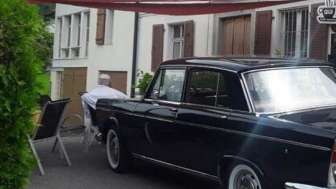 Aussenansicht von Eredi Fiorini Gastronomia Italiana mit Oldtimer Fahrzeug